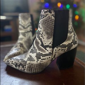 Black and white snakeskin print heeled booties size 8.5